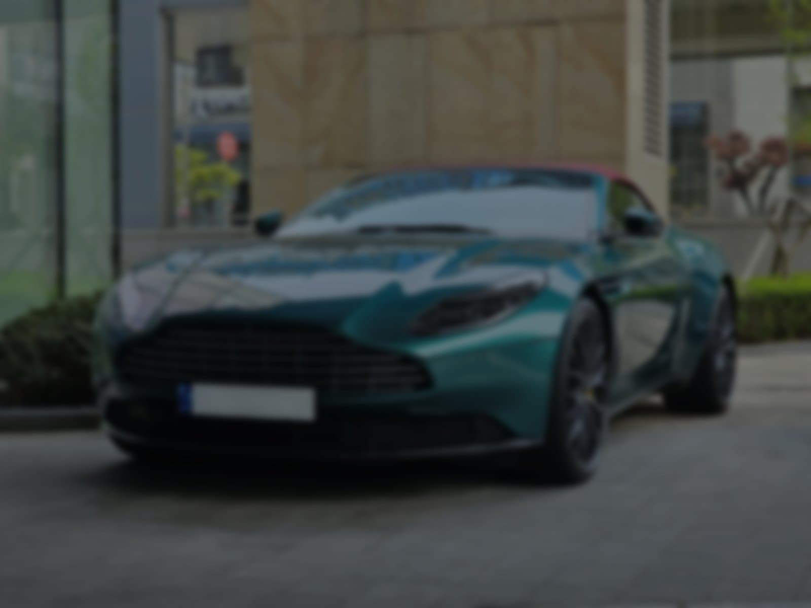 Aston Martin DB11 Volante au bord de la plage du Prado