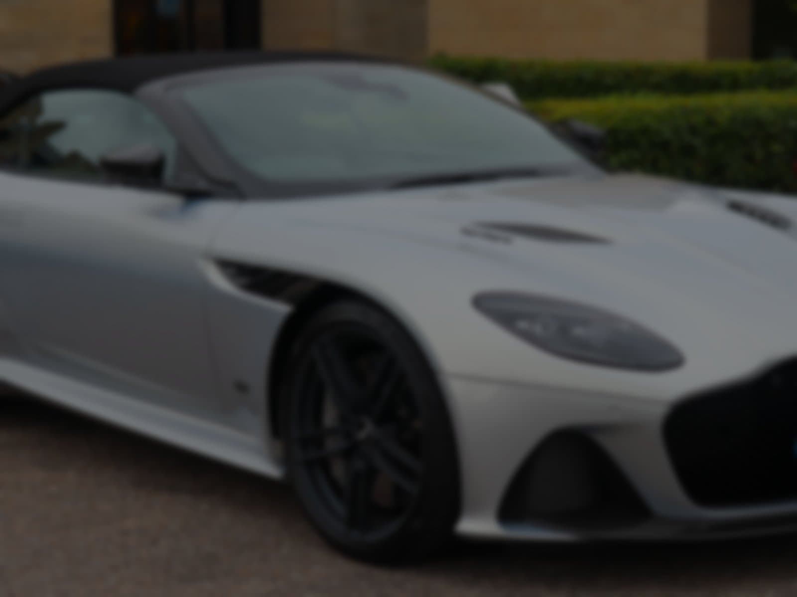 Aston Martin DBS Superleggera devant l'Opéra de Marseille