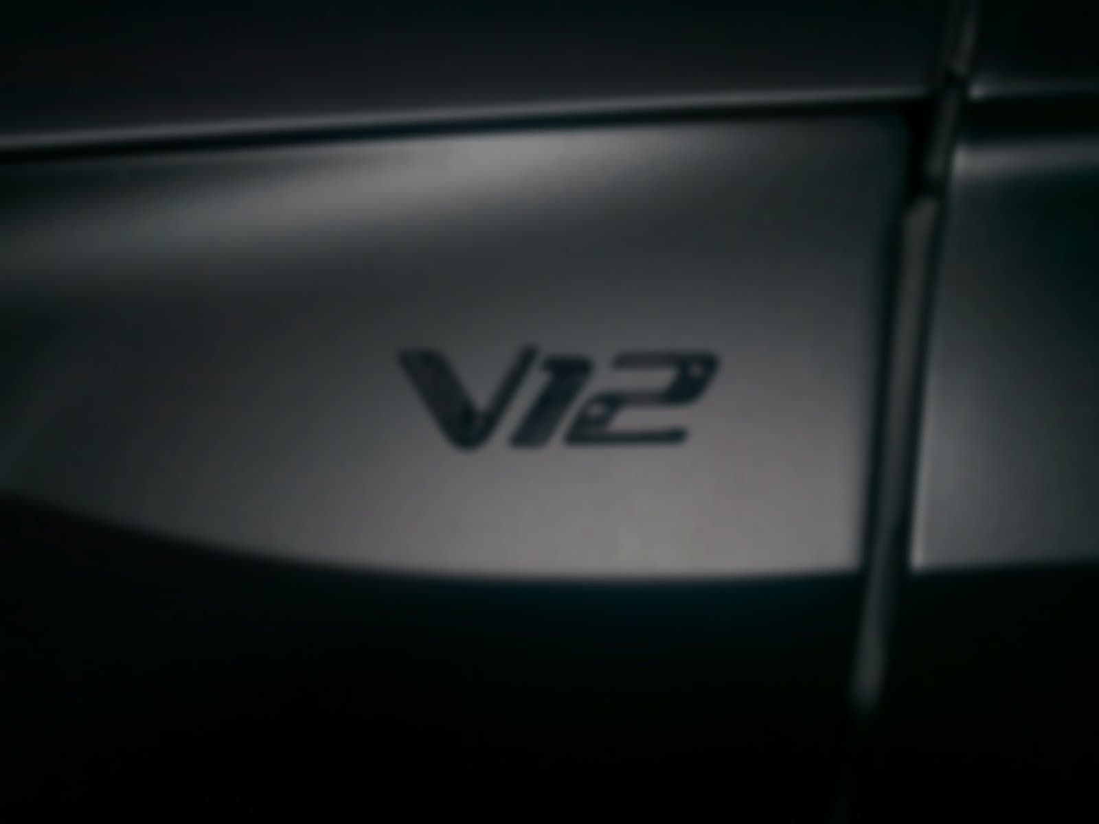 Aston Martin Vantage Roadster sur la route des Goudes