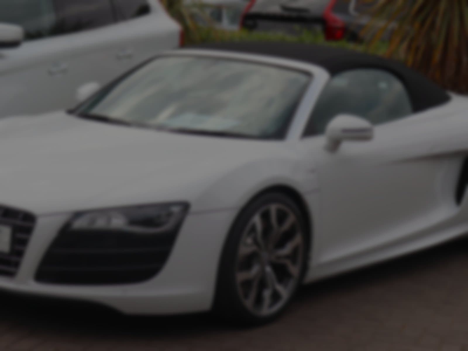 Audi R8 Spyder face aux falaises de Cassis