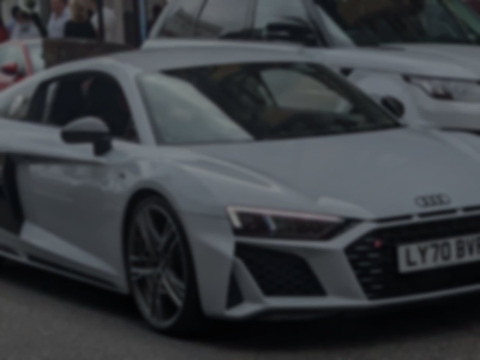 Audi R8 Performance avec vue sur Notre-Dame de la Garde