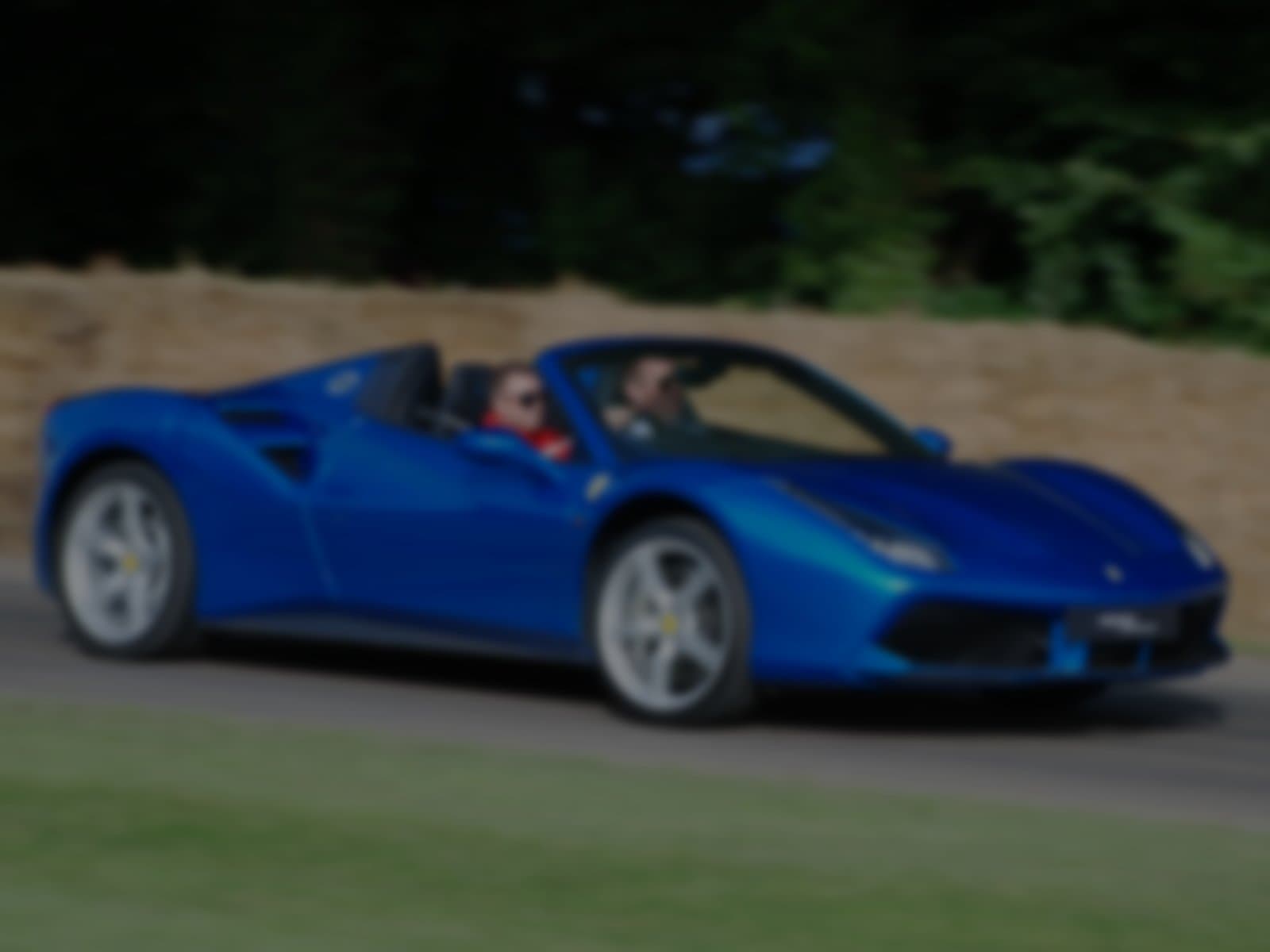 Ferrari 488 Spider décapotée face à la Méditerranée à Marseille