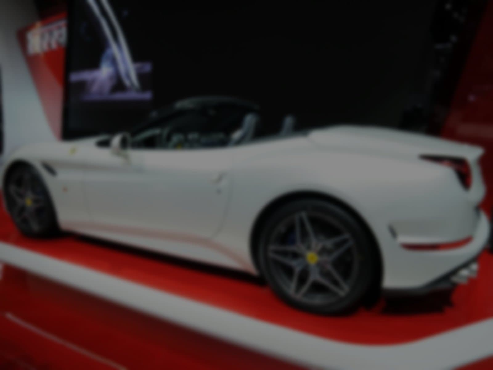 Ferrari California T bleue sur la Corniche Kennedy à Marseille