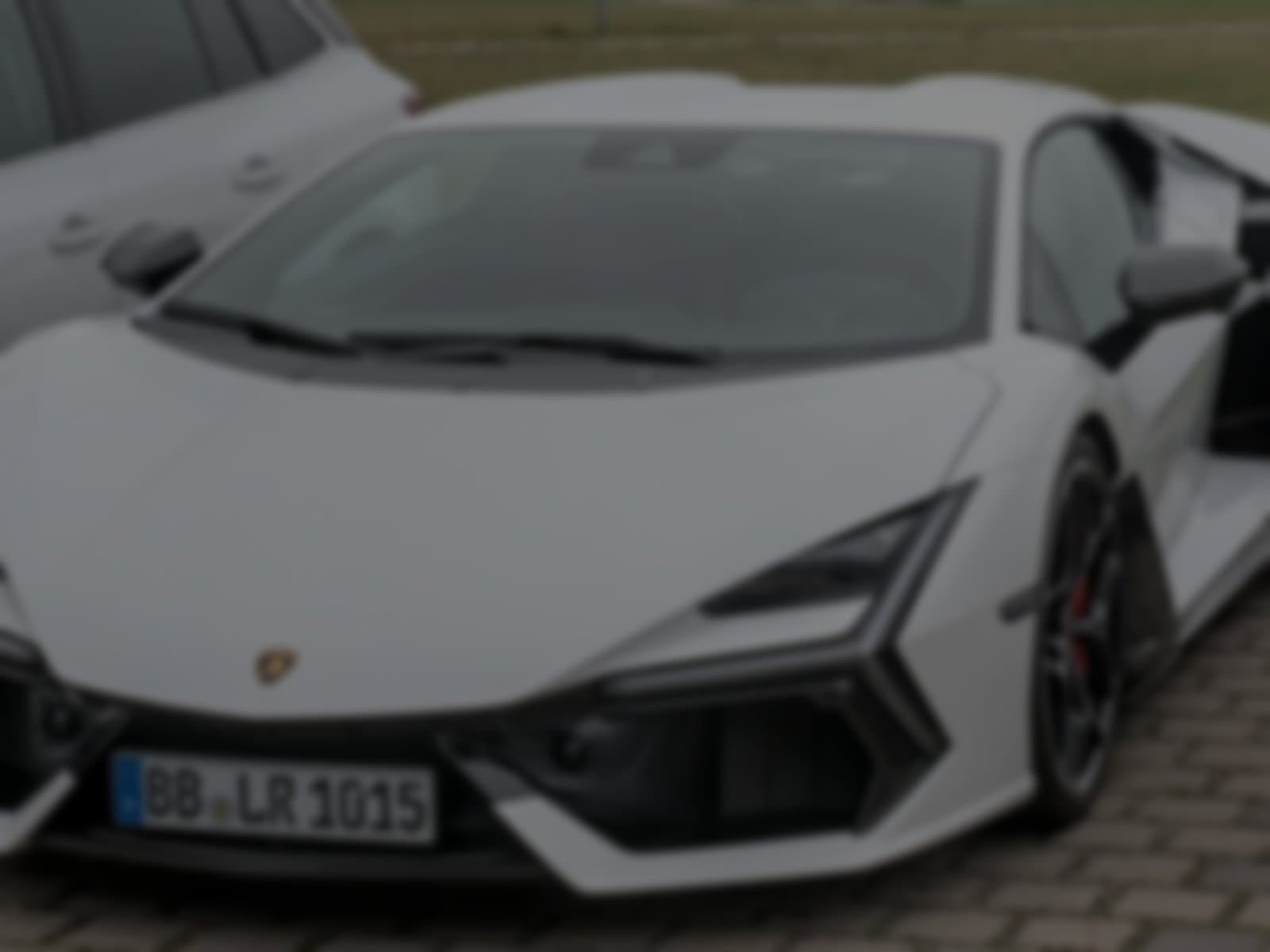 Lamborghini Revuelto devant la cathédrale de la Major