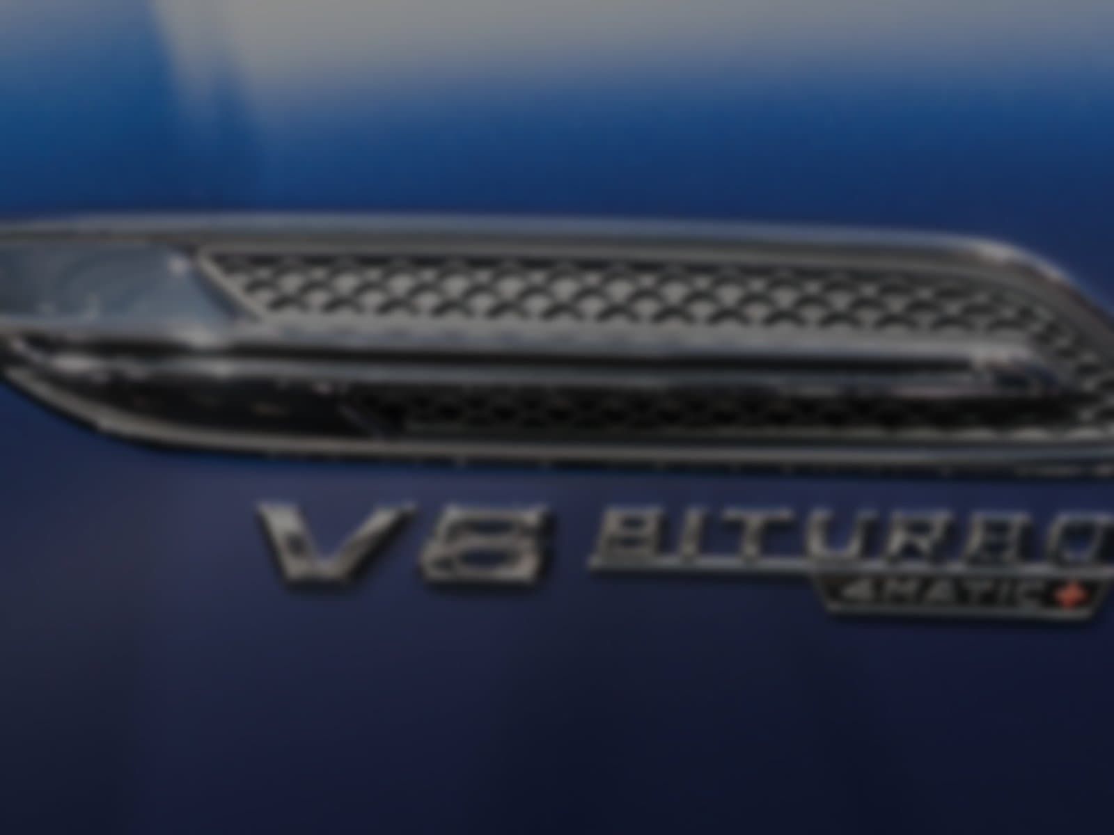 Mercedes-AMG GT 63 S devant la tour La Marseillaise