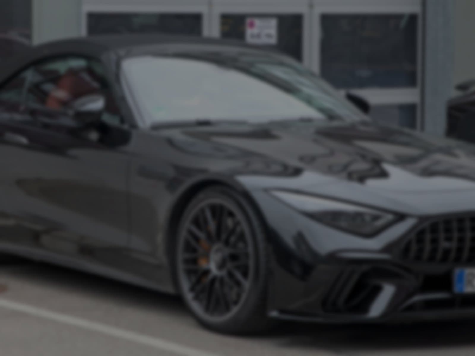 Mercedes-AMG SL 63 cabriolet sur le Vieux-Port