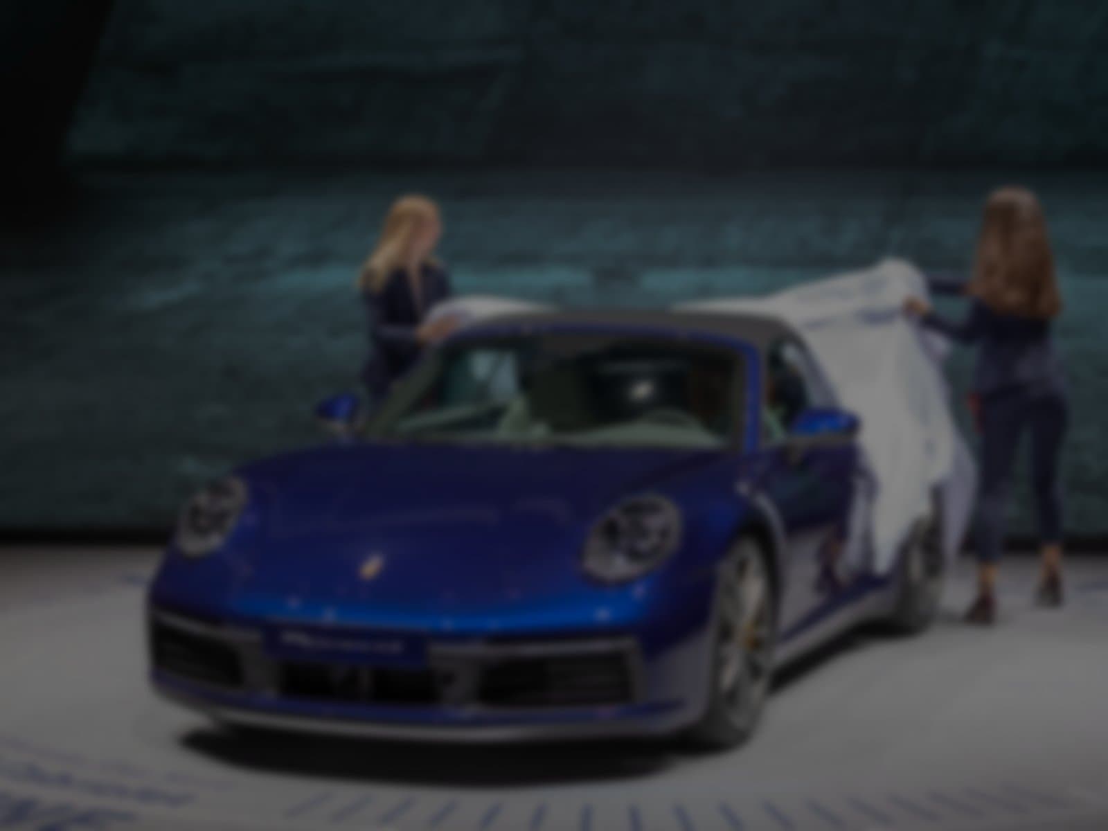 Porsche 911 Carrera 4S Cabriolet devant Notre-Dame de la Garde